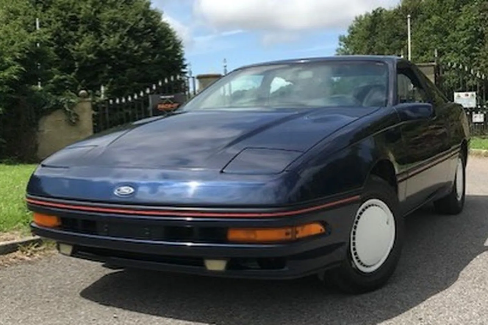 Ford Probe automatic grise de trois quarts avant, boîte automatique et intérieur cuir visibles.