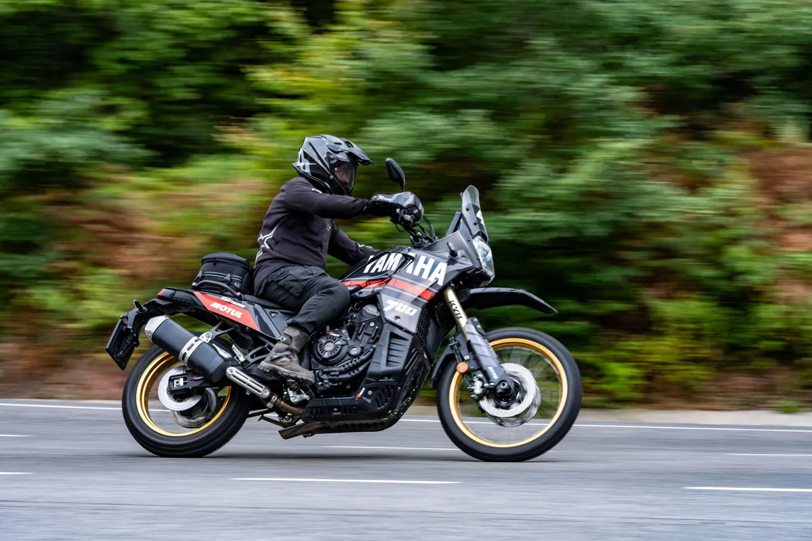 Moto trail Yamaha Ténéré 900 unique australienne sur piste de terre, carénage bleu, ambiance aventure.